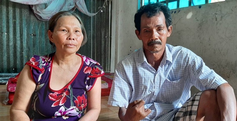 em trai bi chi tuoi nuoc soi vao dau do hon lao