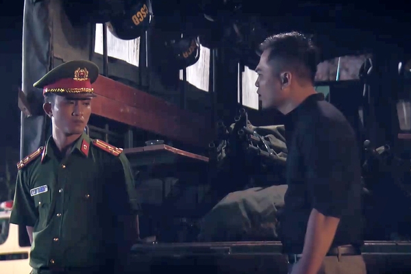 sinh tu tap 2 chi nhan va quynh nga dang len dinh thi don hung tin