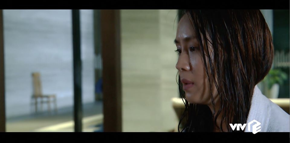 hoa hong tren nguc trai lo anh nong cua bao va khue o ho boi