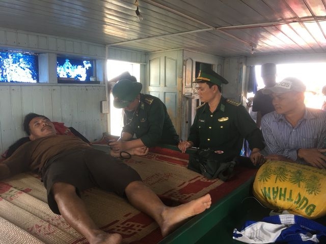 tau ca boc chay giua bien 7 ngu dan duoc cuu ho thanh cong