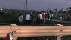 container bi tau hoa huc vang 10 met khi co bang qua duong ray