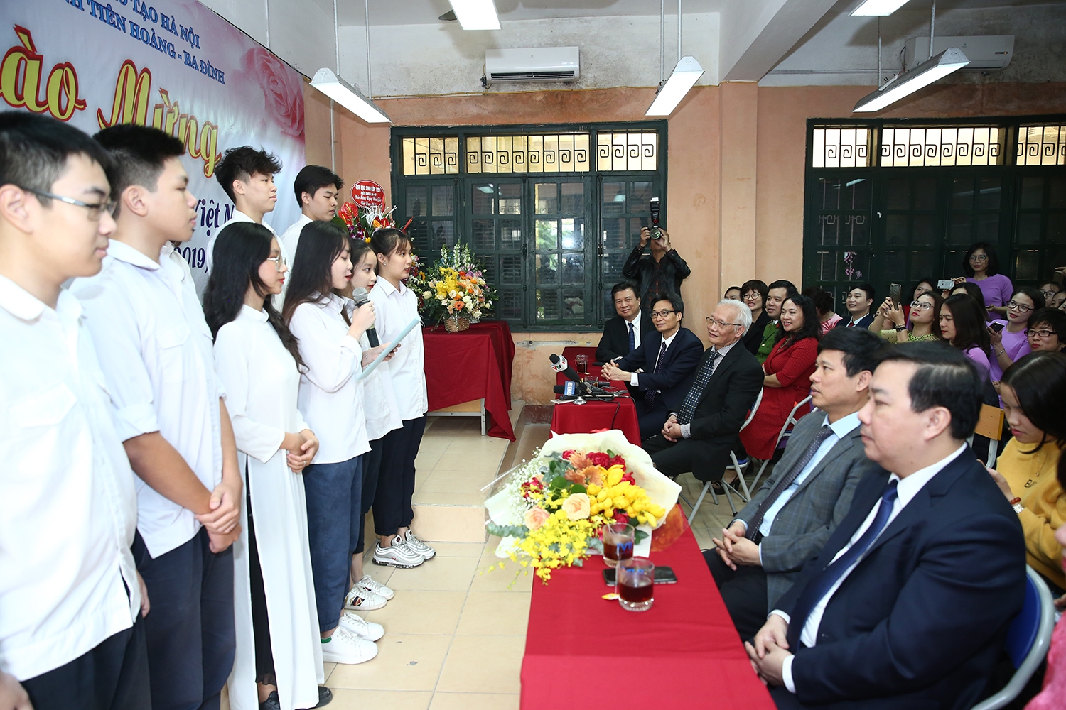 ha noi ngay 2011 o ngoi truong khong bat hoc sinh chen chan vao dai hoc