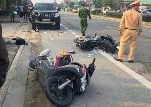 Hà Tĩnh: Toyota Land Cruiser gây tai nạn liên hoàn, 2 người thương vong ha tinh xe sang toyota land cruiser gay tai nan lien hoan 2 nguoi thuong vong