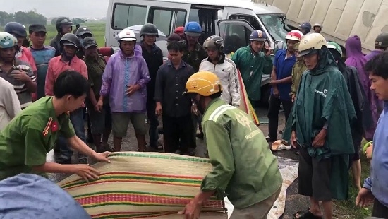 quang ngai xe container va xe khach tong truc dien 13 su thay thuong vong