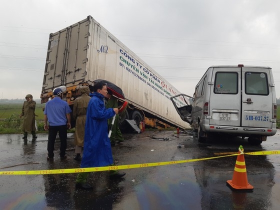 quang ngai xe container va xe khach tong truc dien 13 su thay thuong vong
