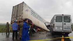 Quảng Ngãi: Xe container và xe khách tông trực diện, 13 sư thầy thương vong