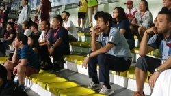 HLV U22 Thái Lan Nishino đăm chiêu quan sát U22 Việt Nam hạ Indonesia