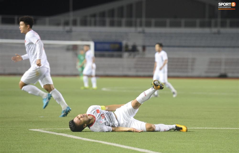 danh tinh cau thu u22 singapore khien quang hai rach co dui