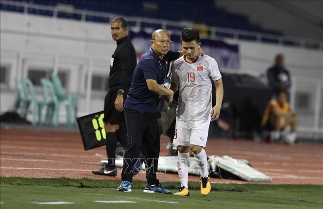 danh tinh cau thu u22 singapore khien quang hai rach co dui