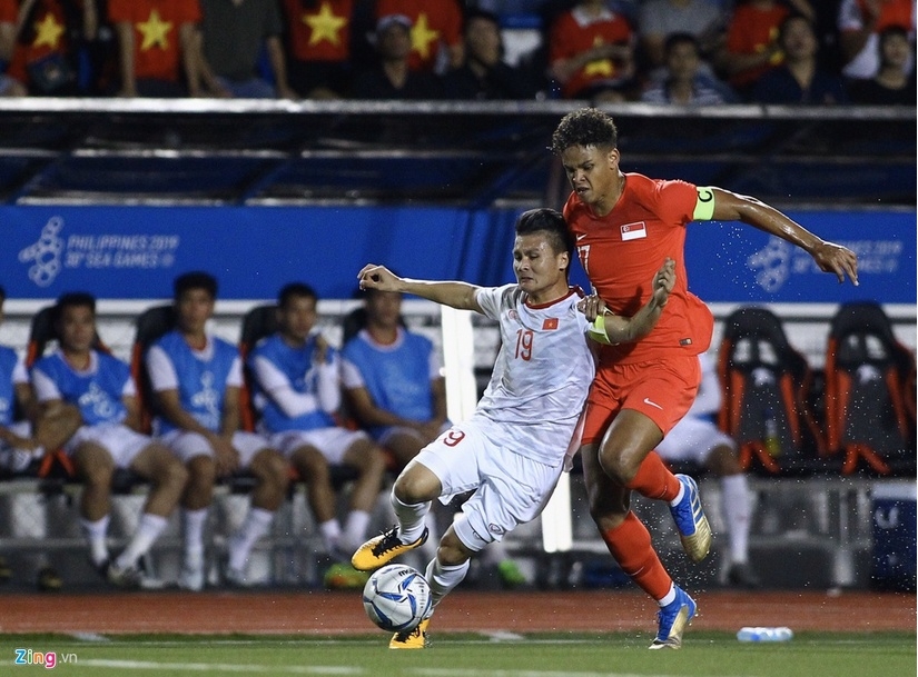 danh tinh cau thu u22 singapore khien quang hai rach co dui