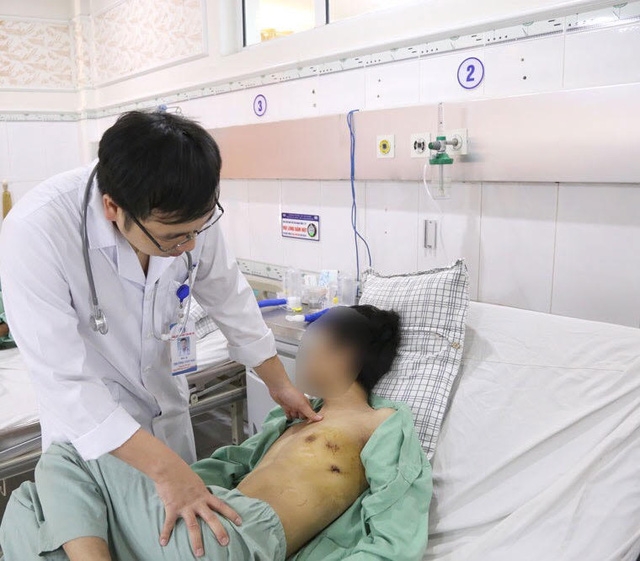 hut thuoc la 5 nam thanh nien 23 tuoi bi mau tran vao khoang phoi