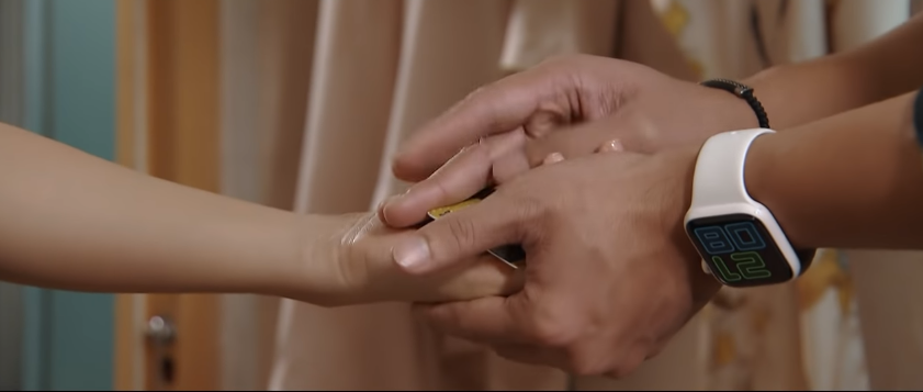 Hoa hồng trên ngực trái tập 42: Bảo tận tay đưa Khuê thẻ ngân hàng giúp Bống mổ tim hoa hong tren nguc trai tap 42 bao tan tay dua khue the ngan hang giup bong mo tim