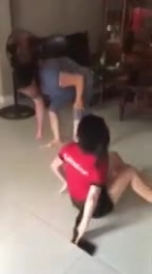 Clip: Mẹ chồng và con dâu đánh nhau khiến dân mạng ngao ngán