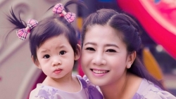 xot xa hinh anh con gai mai phuong ngo ngac ben linh cuu cua me