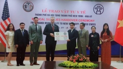 tp ha noi trao tang 150000 khau trang cho chinh quyen new york