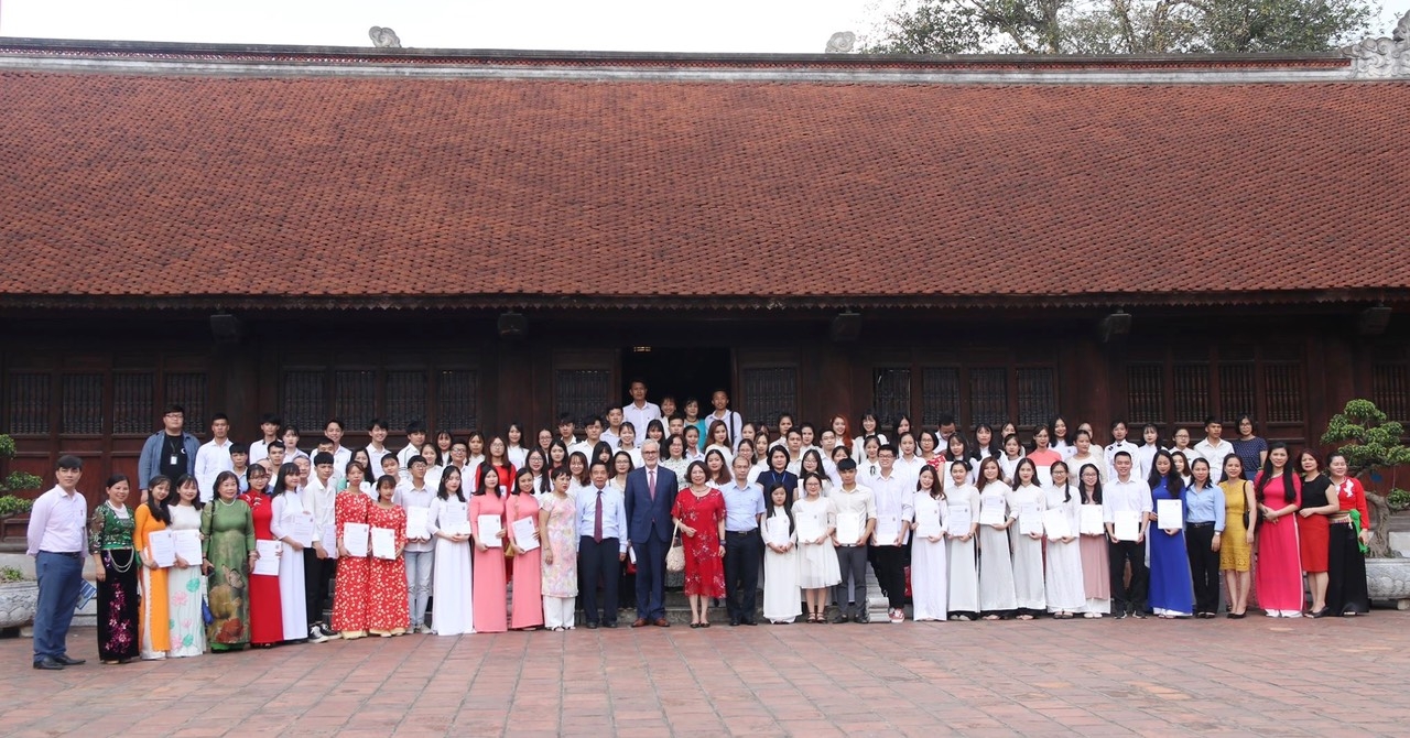 bang hessen duc trao hoc bong cho 93 sinh vien uu tu khu vuc ha noi