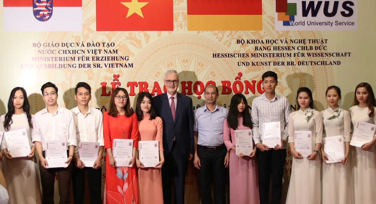 bang hessen duc trao hoc bong cho 93 sinh vien uu tu khu vuc ha noi