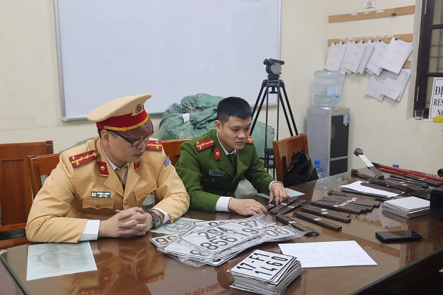 ha noi phat hien mot co so san xuat lam gia bien so xe