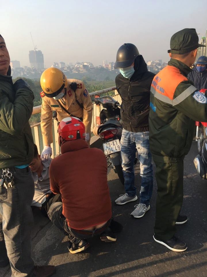 Cảnh sát kịp thời ngăn thanh niên lên cầu Chương Dương tự tử