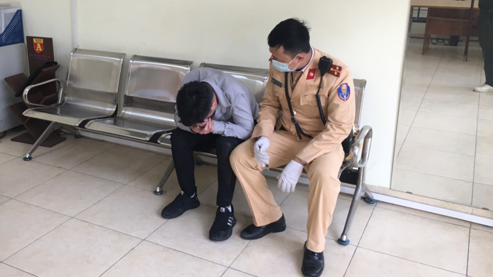 Cảnh sát kịp thời ngăn thanh niên lên cầu Chương Dương tự tử