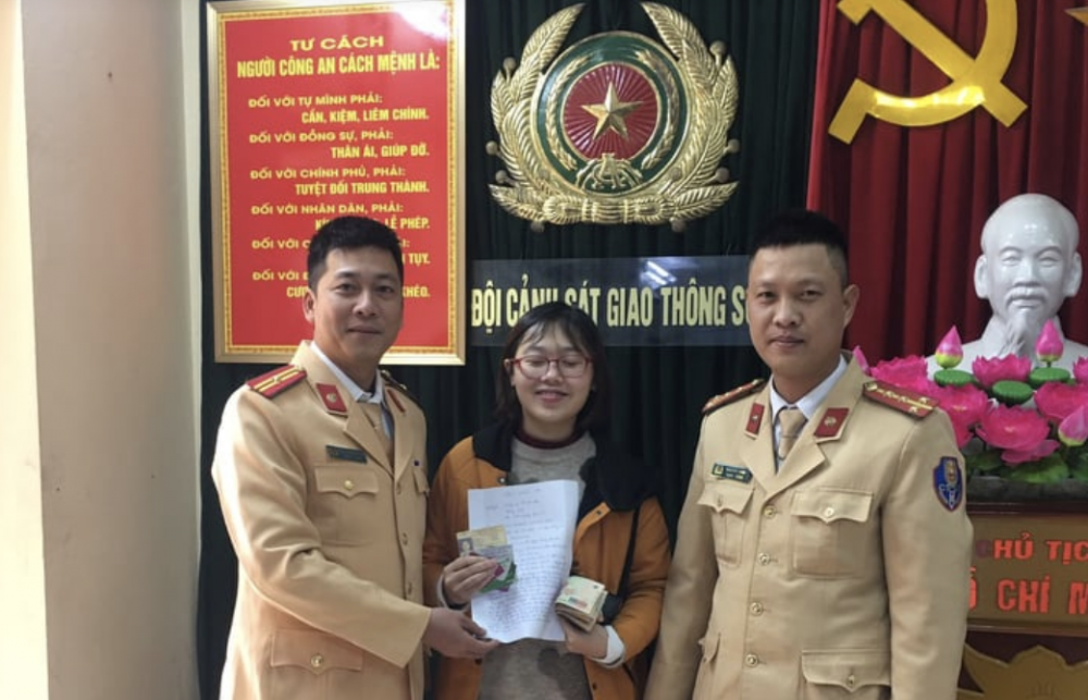 csgt trao tra chiec vi bi mat cho nu sinh dai hoc ngoai thuong