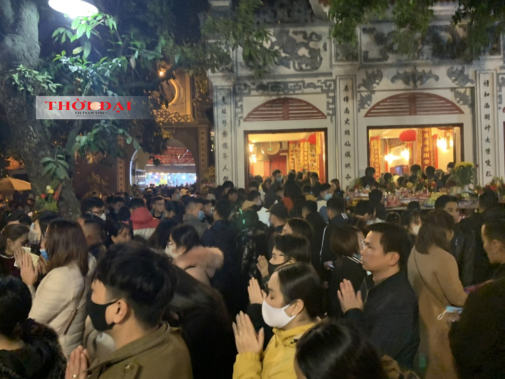 Chùa Quán Sứ yên bình, phủ Tây Hồ chen lấn trong ngày đầu tháng Chạp Chùa Quán Sứ yên bình, phủ Tây Hồ chen lấn trong ngày đầu tháng Chạp