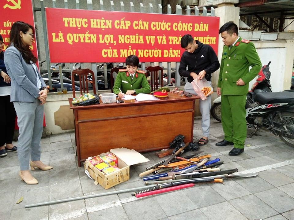 Người dân tự giác giao nộp băng đạn súng AK và nhiều pháo hình lựu đạn
