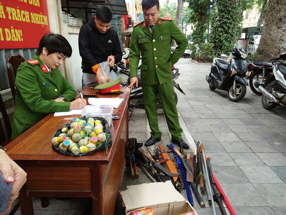 Người dân tự giác giao nộp băng đạn súng AK và nhiều pháo hình lựu đạn Người dân tự giác giao nộp băng đạn súng AK và nhiều pháo hình lựu đạn