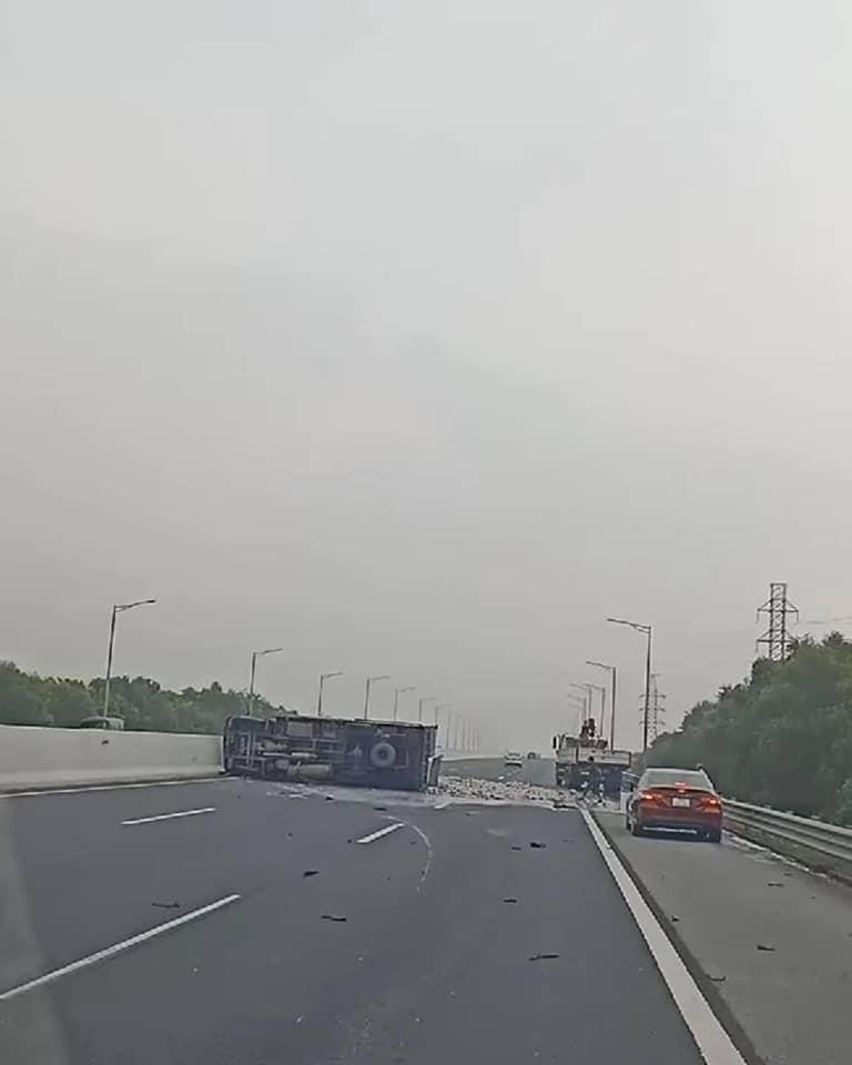 Toàn cảnh xe tải chở hàng tấn cá lật trên cao tốc