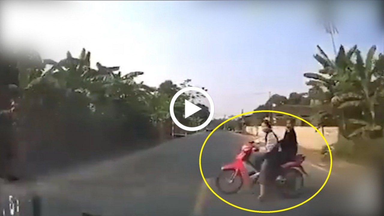 Đang di chuyển, 2 nữ sinh bất ngờ quay đầu xe rồi bị ô tô tông trúng