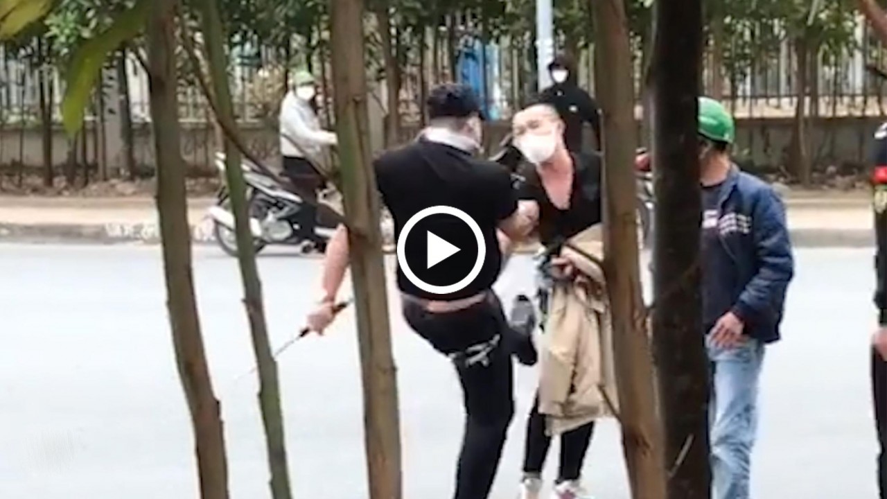 Đánh vợ giữa đường, người đàn ông nhận lại loạt 