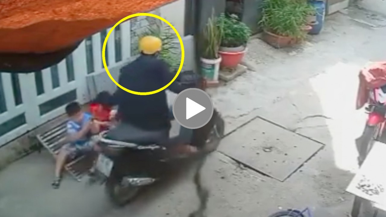 Bé trai 7 tuổi bị cướp điện thoại trước cửa nhà Bé trai 7 tuổi bị cướp điện thoại trước cửa nhà