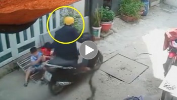 be trai 7 tuoi bi cuop dien thoai truoc cua nha