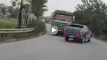 xe ban tai danh vong tren duong roi leo len dai phan cach