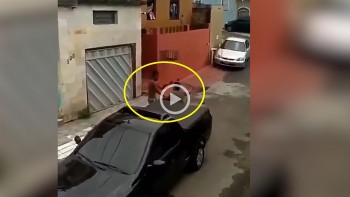 dung chi cho giua duong nam thanh nien suyt bi dam trung