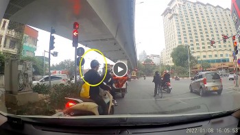 Xin lỗi khéo léo sau va chạm, nam thanh niên nhận "bão like"