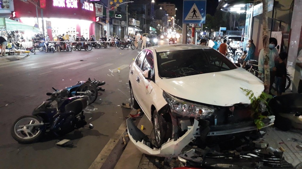 Tài xế say rượu tông liên hoàn 5 xe máy, 2 người bị thương nặng
