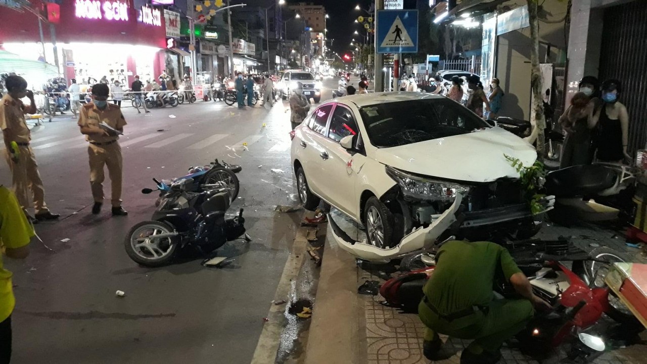 Tài xế say rượu tông liên hoàn 5 xe máy, 2 người bị thương nặng