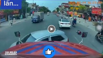 di vao diem mu o to 5 cho bi container dam xoay ngang duong