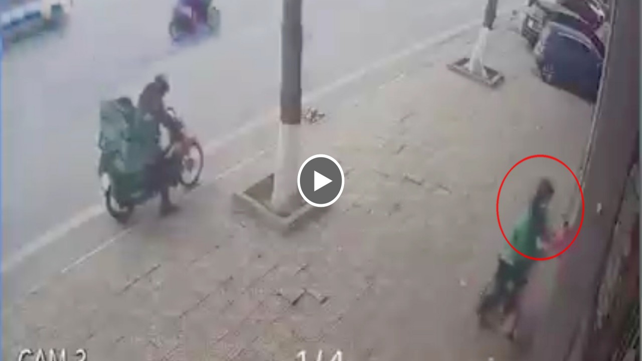 Nam shipper bị trộm mất xe máy và thùng hàng Nam shipper bị trộm mất xe máy và thùng hàng