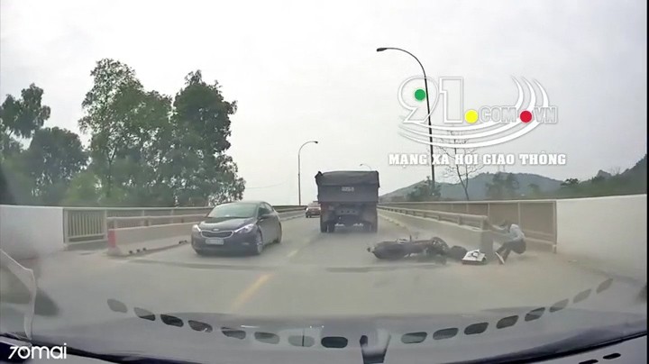 Khó hiểu cảnh nam thanh niên đang lái xe Khó hiểu cảnh nam thanh niên đang lái xe