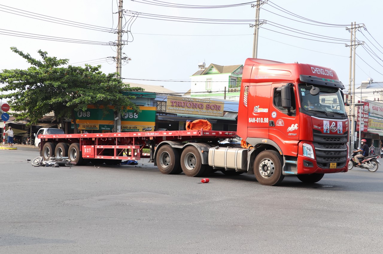 Tài xế xe máy gặp nạn khi đi vào đúng điểm mù của xe đầu kéo Tài xế xe máy gặp nạn khi đi vào đúng điểm mù của xe đầu kéo