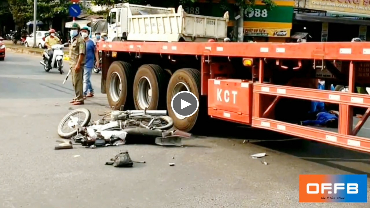 Tài xế xe máy gặp nạn khi đi vào đúng điểm mù của xe đầu kéo Tài xế xe máy gặp nạn khi đi vào đúng điểm mù của xe đầu kéo