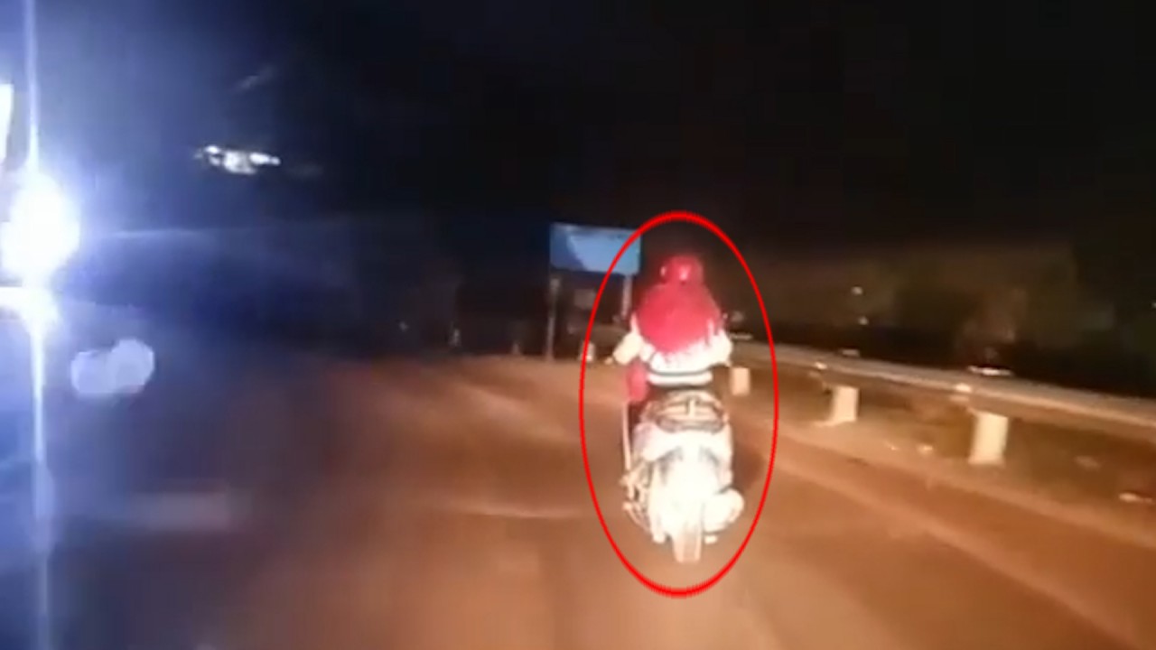 Năng lượng tích cực: Tài xế chiếu đèn giúp người phụ nữ Năng lượng tích cực: Tài xế chiếu đèn giúp người phụ nữ