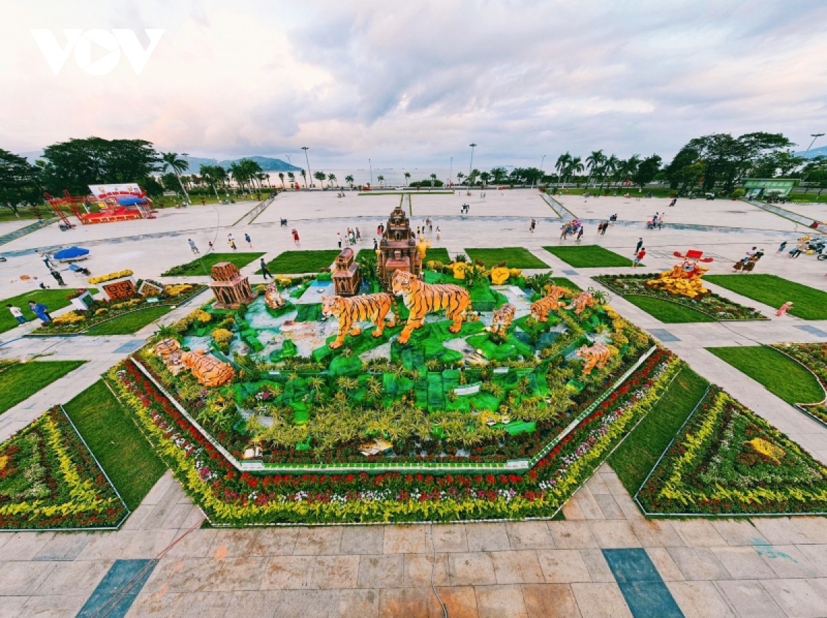 Người dân thích thú với biểu tượng linh vật năm Nhâm Dần được trưng bày tại nhiều địa phương