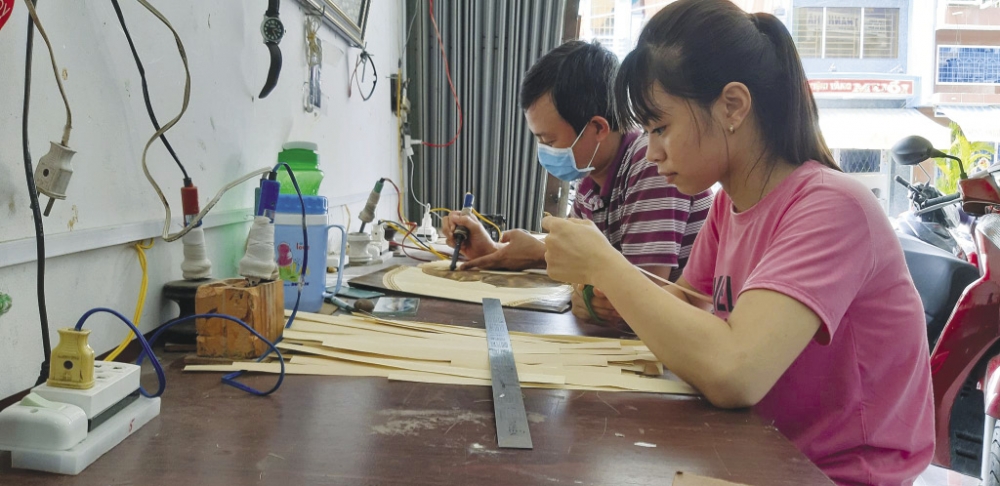 Người “thổi hồn” vào lá thốt nốt
