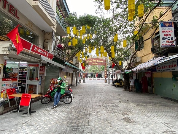 Hàng loạt di tích đóng cửa, quán ăn, cafe chỉ bán mang về ở Hà Nội