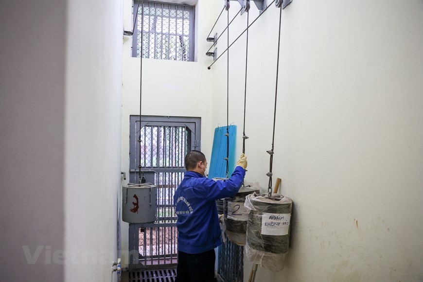 Một ngày của những người chăm sóc 'ông ba mươi' ở vườn thú Hà Nội