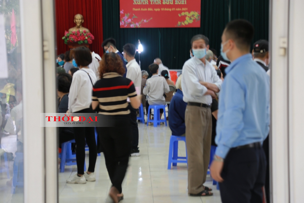 Tấp nập người dân đi làm CCCD gắn chíp: Đông nhưng không xô bồ