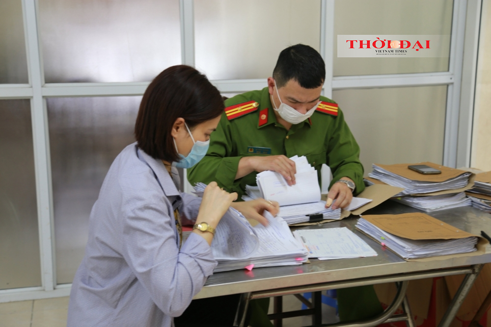 Tấp nập người dân đi làm CCCD gắn chíp: Đông nhưng không xô bồ